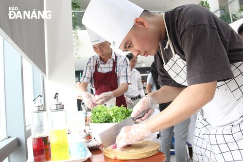 Sôi nổi cuộc thi nam nấu ăn Báo Đà Nẵng