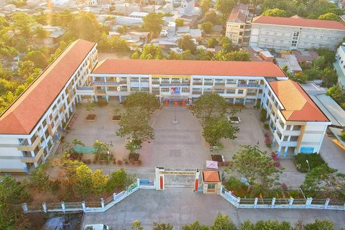 Huy động nguồn lực trong xây dựng trường chuẩn