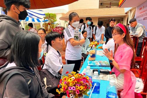 Đồng hành cùng con trong chọn trường, chọn nghề