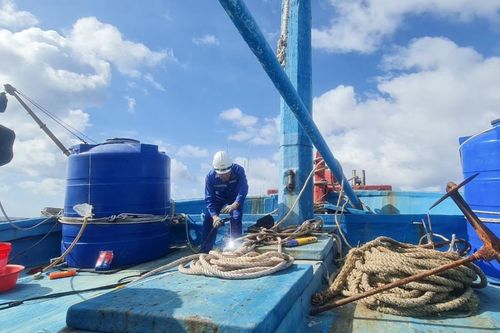 Trung tâm Dịch vụ Hậu cần – Kỹ thuật đảo Trường Sa hỗ trợ tàu cá tỉnh Bình Thuận khắc phục sự cố