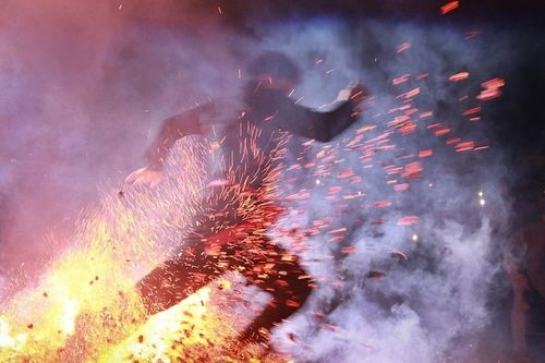 Lên cao nguyên Bắc Hà xem người dân 'tắm' lửa đầu năm