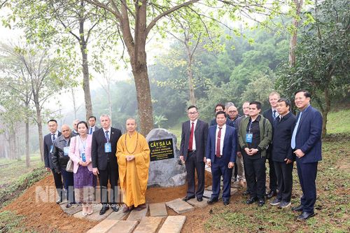 Đoàn đại biểu cơ quan đại diện ngoại giao, an ninh, cảnh sát và nội vụ các nước và tổ chức quốc tế tại Việt Nam thăm và làm việc tại Ninh Bình