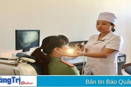 Những nữ chiến sĩ công an mang blouse trắng