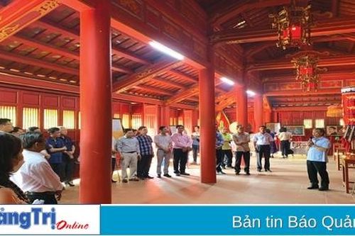 Về đây nghe gió trăm năm