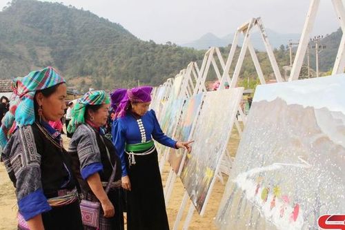 Ngày hội Hoa sơn tra huyện Mường La năm 2024: Trưng bày tranh, ảnh với chủ đề 'Sắc màu Mường La'
