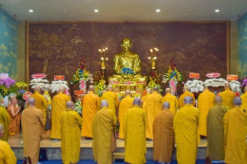 Lãnh đạo GHPGVN dâng hương tưởng niệm 70 năm Tổ sư Minh Đăng Quang vắng bóng