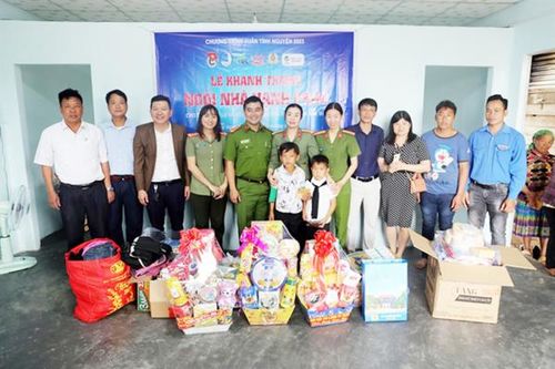 Sưởi ấm trẻ mồ côi bất hạnh bằng tình thương