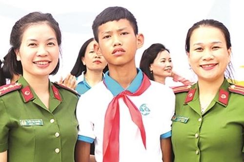 'Mẹ đỡ đầu' - điểm tựa những phận đời éo le