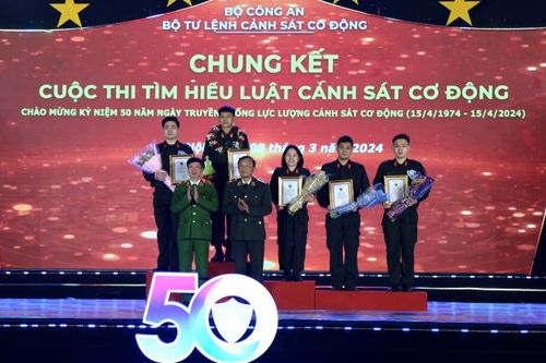 Trao giải Cuộc thi tìm hiểu Luật Cảnh sát cơ động