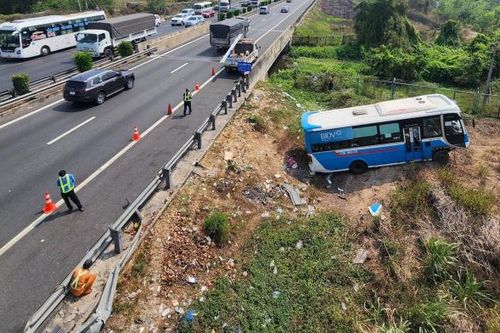 Vụ xe khách văng khỏi cao tốc TP Hồ Chí Minh - Trung Lương: Tình trạng sức khỏe hành khách ra sao?