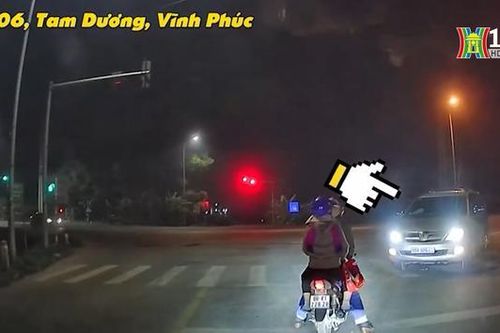 Lái xe ngang ngược chặn đầu các phương tiện chờ đèn đỏ