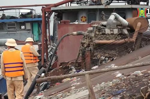 Bắt giữ tàu hút cát trái phép trên sông Hồng