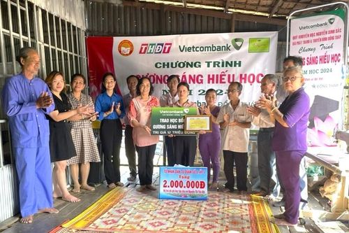 Hội Khuyến học tỉnh Đồng Tháp trao học bổng Gương sáng hiếu học tặng sinh viên Nguyễn Thị Yến Nhi