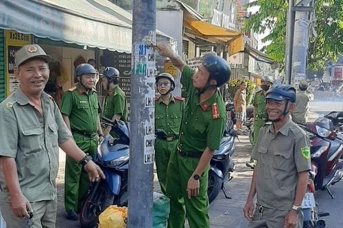 Công an phường 7, quận Gò Vấp cùng nhân dân làm sạch phố phường