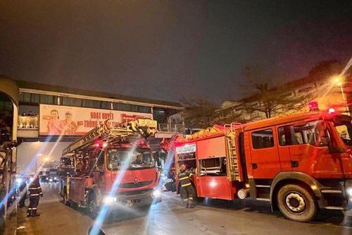 Giải cứu nam thanh niên say rượu, trèo lên mái cầu vượt nằm