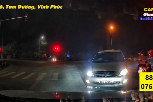 Tài xế ô tô ngang ngược, chặn đầu các phương tiện đang chờ đèn đỏ