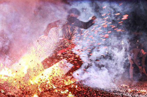 Lên cao nguyên Bắc Hà, xem người Dao đỏ nhảy lửa với đôi chân trần