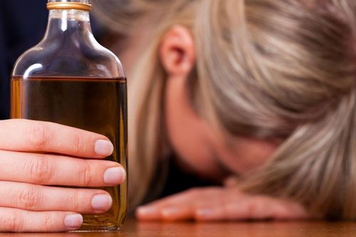 Nghiện rượu lâu năm, nữ giáo viên mầm non phải nhập viện tâm thần