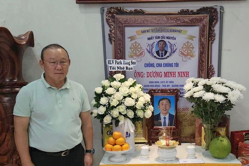 Ông Park Hang Seo thắp hương, tưởng nhớ cố HLV Dương Minh Ninh