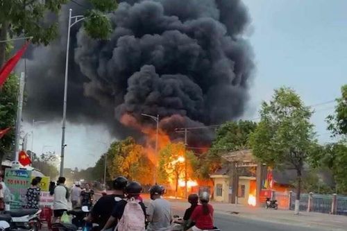 Khói lửa bốc lên ngùn ngụt trong trụ sở công an huyện ở Bình Thuận