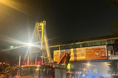 Cứu người đàn ông trên nóc cầu vượt