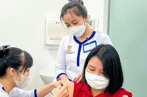 Người đàn ông cứng hàm, cứng cổ vì vết xây xát ở chân