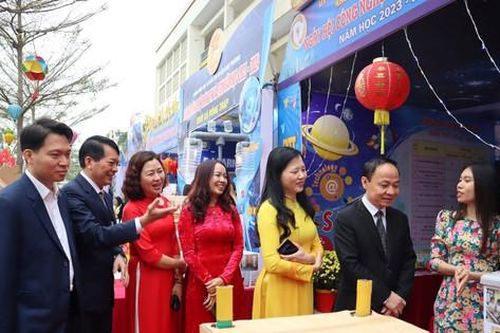 Giáo viên, học sinh Đan Phượng trải nghiệm Ngày hội công nghệ thông tin và STEM