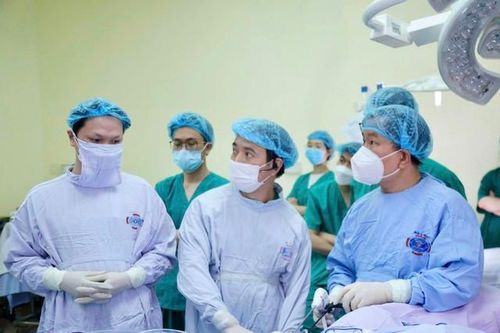 Lần đầu tiên nội soi một lỗ cắt tuyến vú kết hợp tạo hình thẩm mỹ cho bệnh nhân ung thư vú