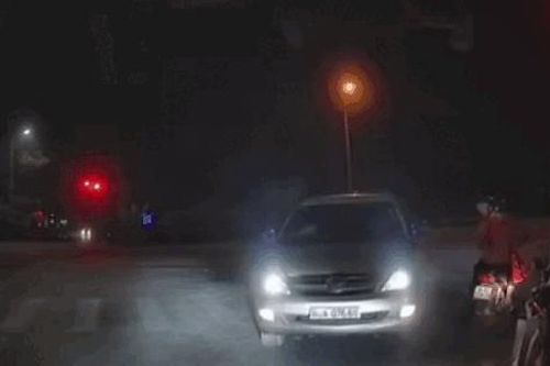 Ngán ngẩm cảnh tài xế ô tô 'thi gan', chặn đầu loạt phương tiện đang dừng đèn đỏ