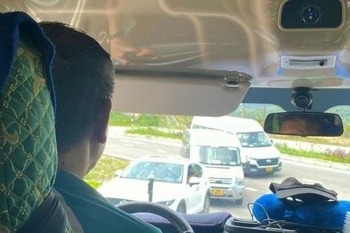 Nhiều người để ô tô ở nhà, thuê xe có lái đi du xuân cho 'nhẹ đầu'