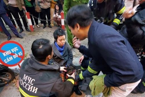 Không quản hiểm nguy, xông vào đám cháy cứu dân an toàn