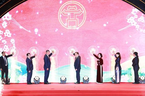 Hàng vạn du khách đổ về Hồ Tây tham dự 'Hương sắc Tây Hồ'