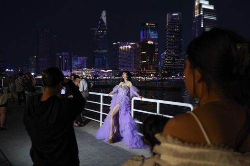Thay 6 bộ đồ để chụp hình tại điểm check-in đang 'hot' nhất ở TP.HCM