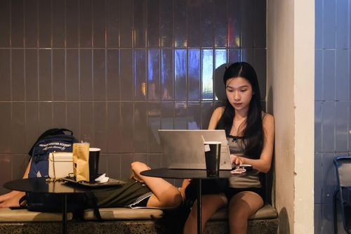 Trò chuyện, chạy deadline đến sáng tại quán cà phê đêm TP.HCM