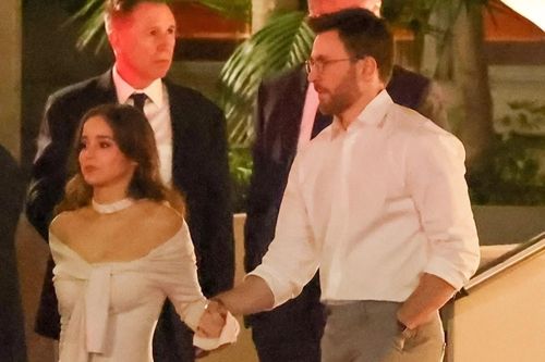 'Đội trưởng Mỹ' Chris Evans sánh đôi vợ kém 16 tuổi