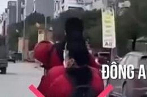 Hà Nội: Xử phạt 3 học sinh bốc đầu xe máy