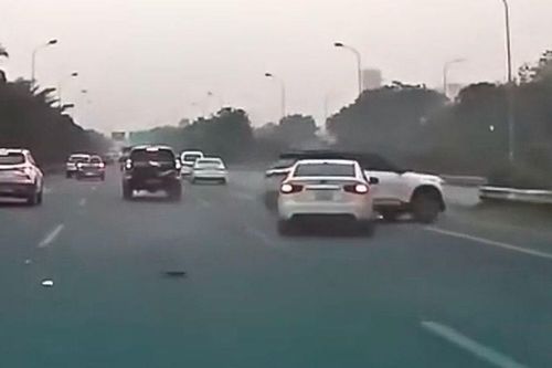 Ô tô bất ngờ húc đuôi xe khác rồi bỏ chạy trên đại lộ Thăng Long