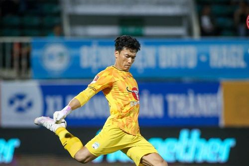 Thủ môn Bùi Tiến Dũng viết thông điệp xúc động về người cha quá cố sau chiến thắng với HAGL