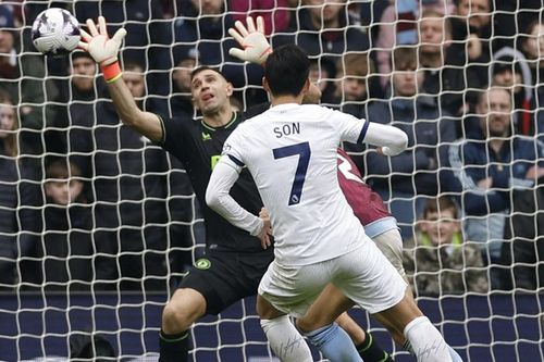 Son Heung Min rực sáng, Tottenham bắn sập Villa Park, bỏ xa MU trong cuộc đua Top 4