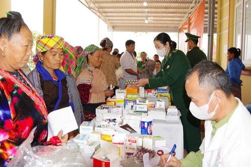 Khám bệnh, cấp thuốc miễn phí cho nhân dân biên giới ở Điện Biên