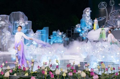 Nghệ nhân - NTK Trung Đinh giới thiệu bộ sưu tập 'Lụa hát sen trong'