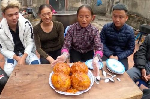 Bà Tân Vlog gây tranh cãi khi làm món trứng đà điểu nướng