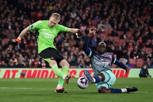 Thủ môn mắc sai lầm khó tin, Arsenal vẫn chiếm ngôi đầu Ngoại hạng Anh