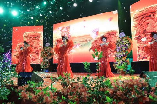 Mãn nhãn ngắm hoa đỗ quyên nở rộ tại lễ hội lần đầu tiên ở Vĩnh Phúc
