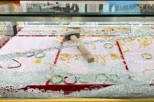 Bắt giữ 3 người trong nhóm dùng súng cướp tiệm vàng ở Bình Dương