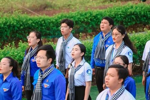 Tuổi trẻ TPHCM chào cờ 'Tôi yêu Tổ quốc tôi' tại huyện đảo Phú Quý