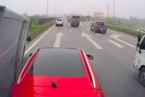 Nóng trên đường: Ô tô tải đi 50 km/h bám làn trái vẫn tông vào 2 xe trên cao tốc