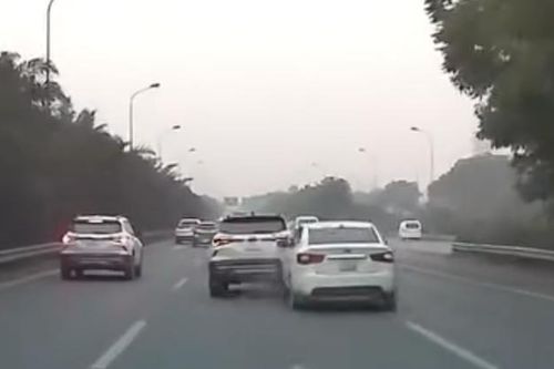 Ô tô KIA Forte húc đuôi xe Seltos rồi bỏ chạy tên Đại lộ Thăng Long