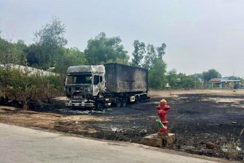 Cháy xe container kèm tiếng nổ lớn ở bãi đất trống
