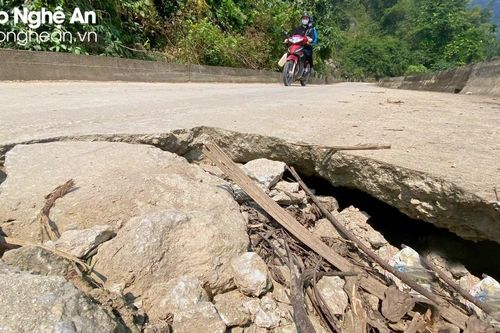 Tuyến đường độc đạo vào xã biên giới ở Quế Phong xuống cấp nặng